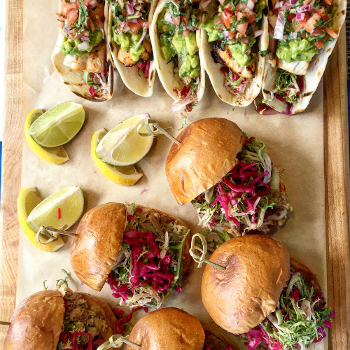 Fingerfood Catering Kiel Mini Burger auf einem Tablet