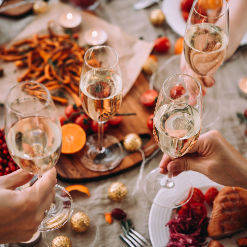 Weihnachtsfeier Catering Kiel gedeckter Tisch mit Catering Menü aus Kiel